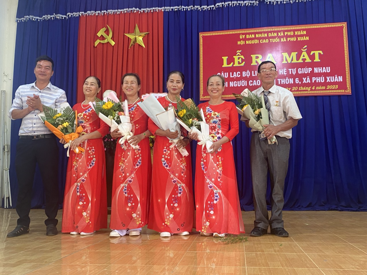 Lễ ra mắt Câu lạc bộ liên thế hệ giúp nhau Thôn 6, xã Phú Xuân